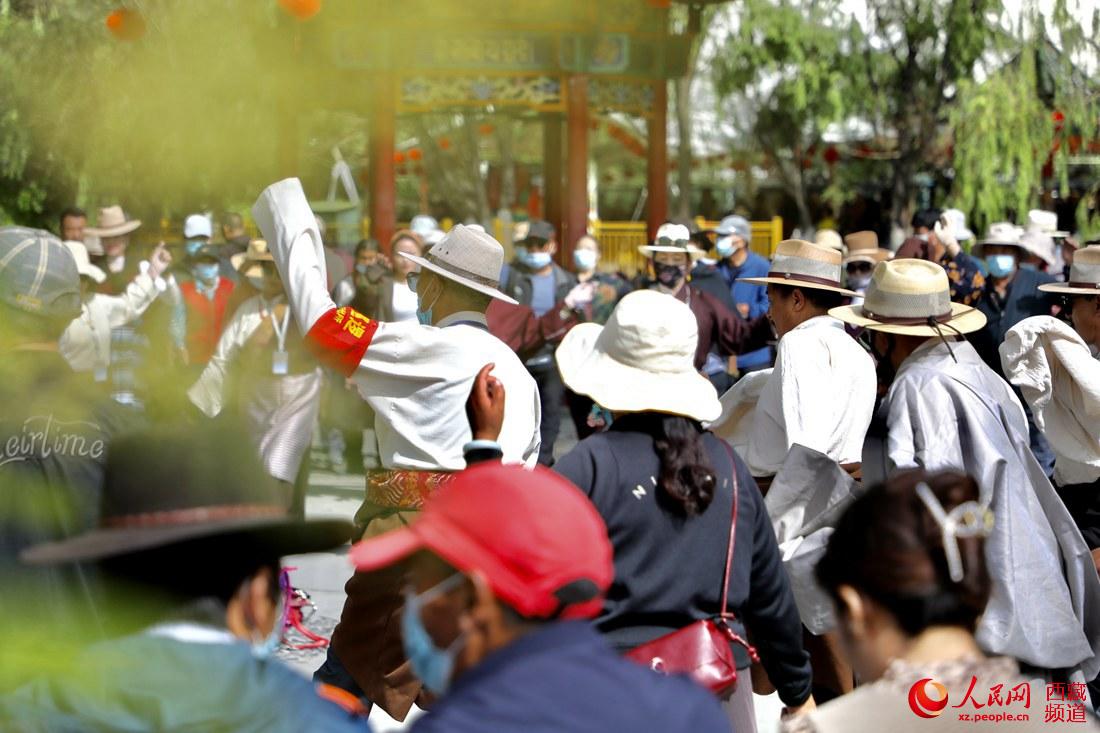 拉薩市民在宗角祿康公園跳鍋莊舞。人民網 次仁羅布攝