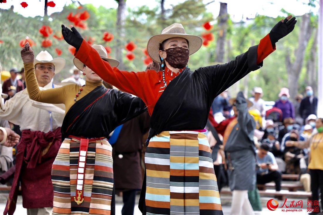 拉薩市民在宗角祿康公園跳鍋莊舞。人民網 次仁羅布攝