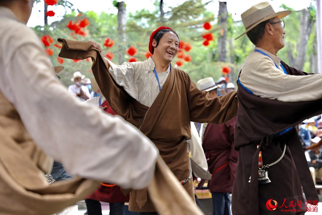 拉薩市民在宗角祿康公園跳鍋莊舞。人民網 次仁羅布攝