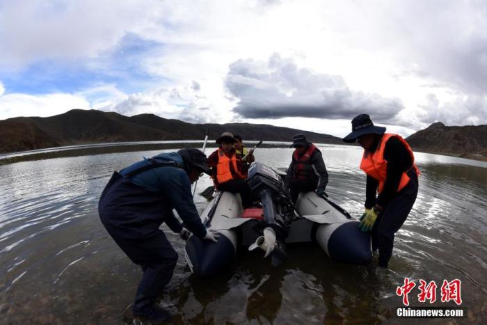 圖為科考隊員準備乘快艇前往浪錯湖中心開展科考作業。 <a target='_blank' ><p  align=