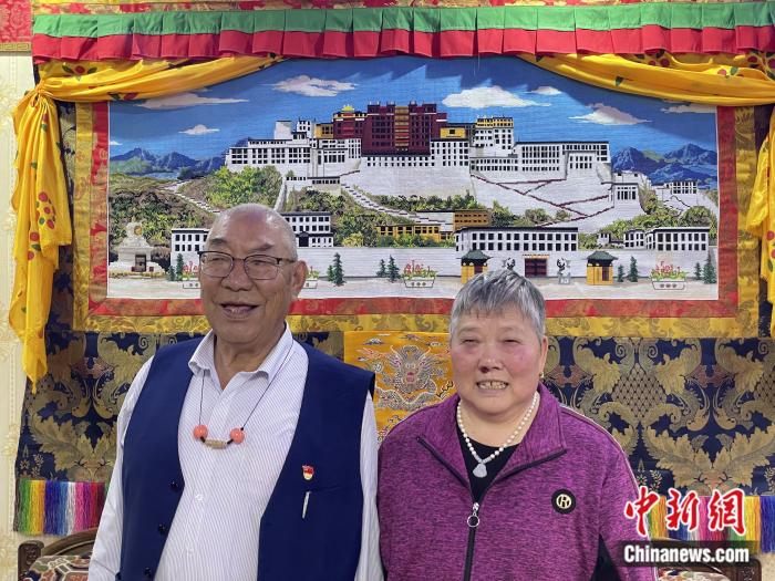 甲央曲培和杜應芳在家中。彭寧鈴 攝