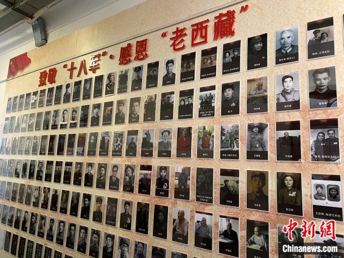 紅樓內的展示墻。彭寧鈴 攝