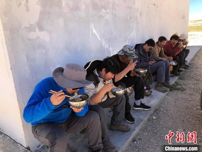 科考隊員在高原湖泊岸邊進餐?！?lt;a target='_blank' ><p  align=