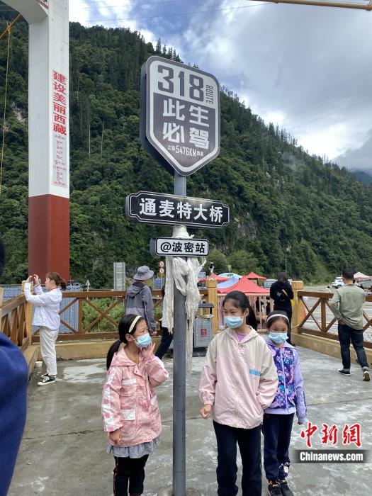 游人在通麥特大橋拍照打卡。彭寧鈴 攝