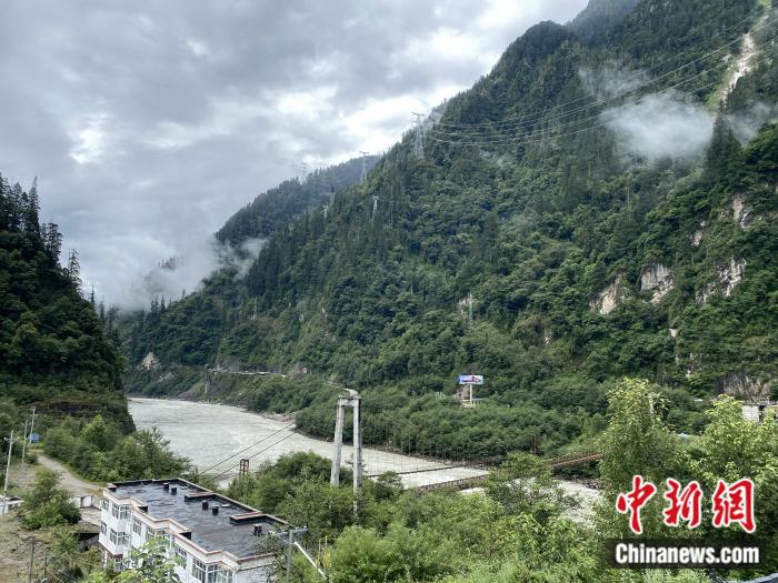 險山急流中的兩座橋。彭寧鈴 攝