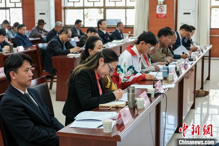 圖為8月10日座談會現場，左一為歸國定居藏胞晉美次旦?！〗w波 攝