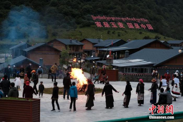 圖為8月5日，玉麥鄉民眾在鄉里跳鍋莊舞，從前的“三人鄉”熱鬧起來了。 <a target='_blank' ></p><p  align=