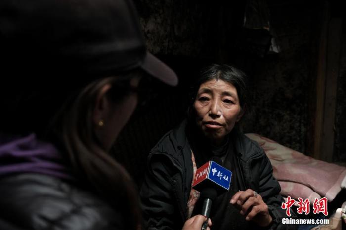圖為8月6日，卓嘎在牧場小屋內接受<a target='_blank' ></p><p  align=