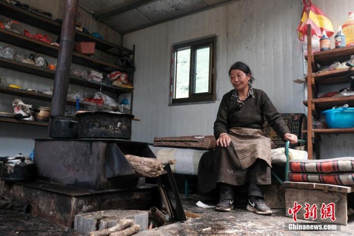圖為8月6日，“玉麥姐妹”央宗在自家牧場放牧點的小屋里，她傳承了父親的生活習慣，喜歡待在牧場。 <a target='_blank' ></p><p  align=