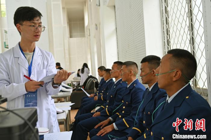 圖為研究團隊成員登記消防員信息?！≮w朗 攝