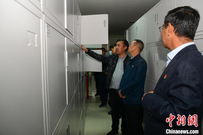 圖為參加西藏三大重點文物保護維修工程檔案移交進館儀式人員參觀拉薩市檔案館?！∝暩聛硭?攝