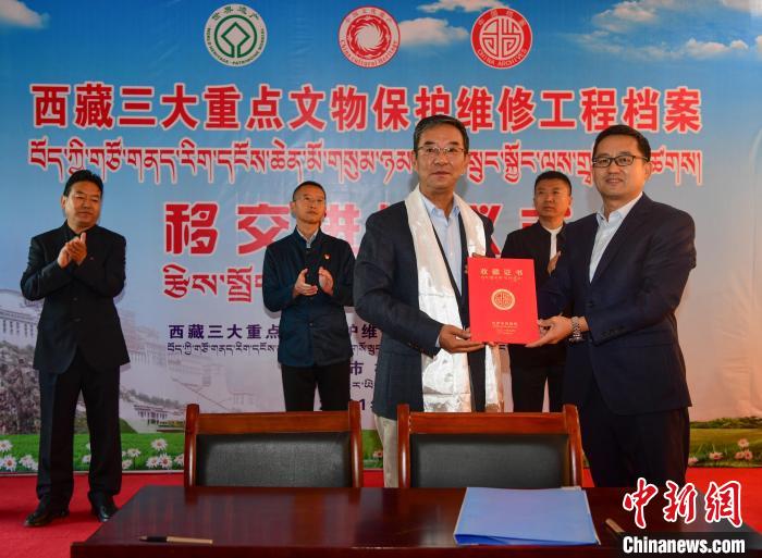 圖為西藏三大重點文物保護維修工程檔案移交進館儀式現場?！∝暩聛硭?攝