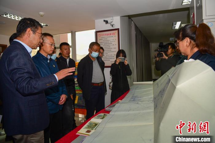 圖為參加西藏三大重點文物保護維修工程檔案移交進館儀式人員參觀布達拉宮手繪圖紙?！∝暩聛硭?攝