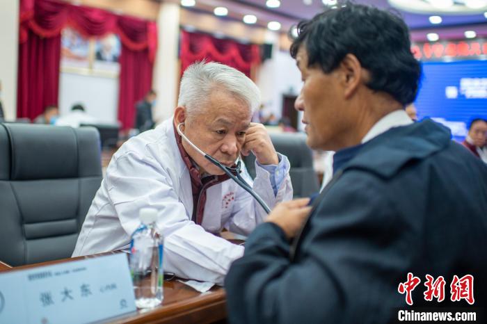 圖為專家團隊在日喀則市開展義診活動?！〉┰雠?攝