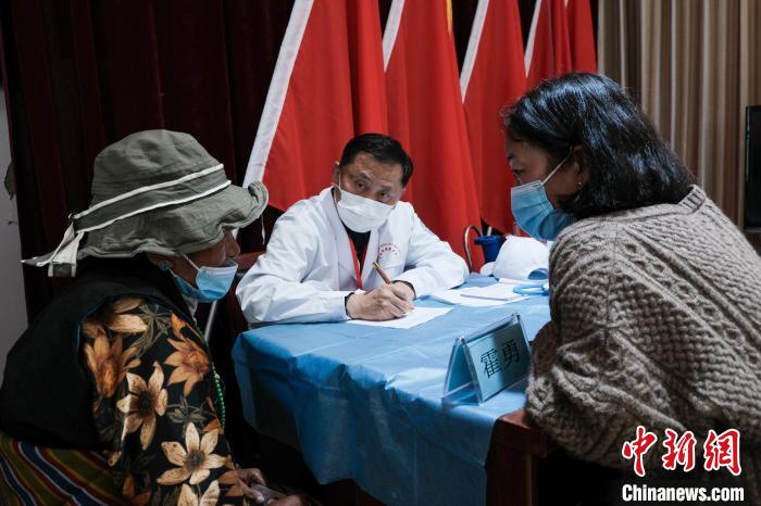 北京大學第一醫院教授、主任醫師霍勇在義診現場接診?！〗w波 攝