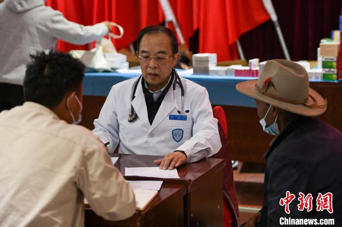 北京大學人民醫院心臟中心副主任、博士生導師王偉民為農牧民問診?！〗w波 攝