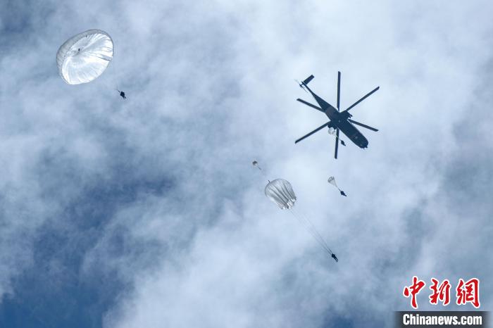 圖為傘降女兵在空中開傘?！⊥跏鰱| 攝