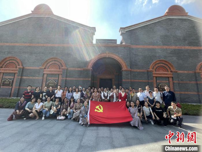 參觀中共一大、二大會址，學員們回顧了中國共產黨百年大黨的革命歷程?！∪A東師大供圖