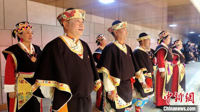 圖為西藏老年舞蹈隊在后臺準備上場?！∝暽＠?攝
