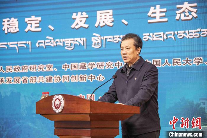 圖為西藏民族大學黨委書記、副校長劉凱在開幕式上致辭?！钪覍?攝