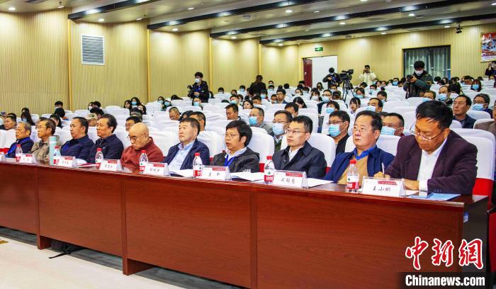 圖為與會專家學者聽會?！钪覍?攝