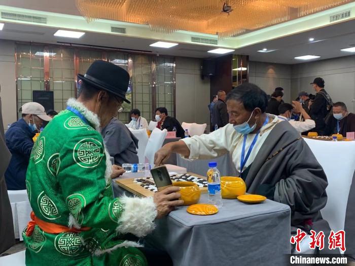 圖為參賽選手正在進行藏棋對弈?！≈x牧 攝