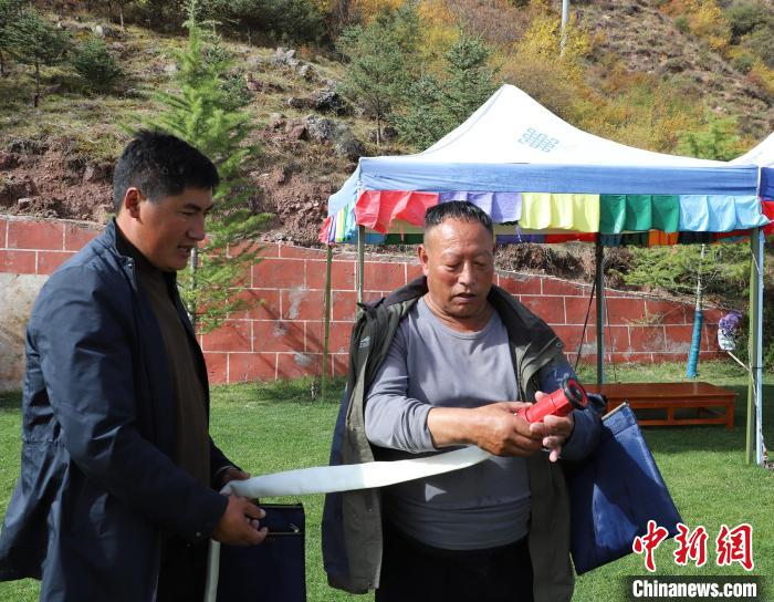 圖為護林員操作體驗滅火裝備?！〔际猩窒乐ш?供圖