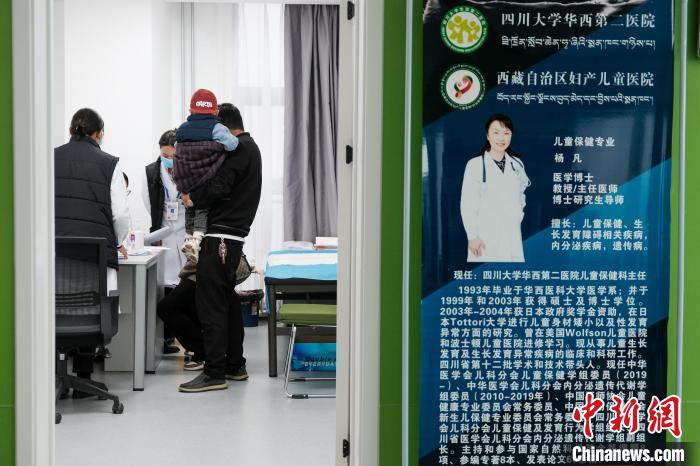 圖為四川大學華西第二醫院專家接診?！〗w波 攝
