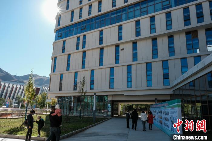 因疫情防控需要，此次義診活動進行了人數限定。圖為西藏民眾帶著孩子到醫院就診?！〗w波 攝