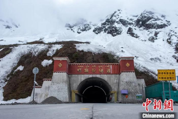 墨脫公路控制性工程——嘎隆拉隧道。上方為嘎隆拉雪山，曾是進入墨脫最大的“攔路虎”。