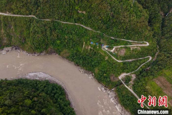 雅魯藏布江一側的墨脫公路。