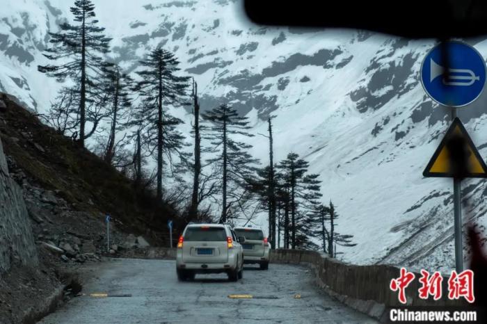 圖為墨脫公路沿線的雪景風光。