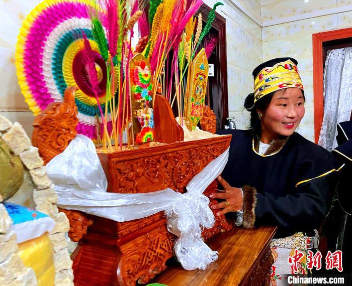 圖為藏族姑娘端著吉祥切瑪?！∪轿木?攝