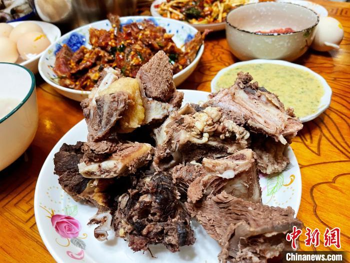 圖為除夕之夜的大餐?！∪轿木?攝
