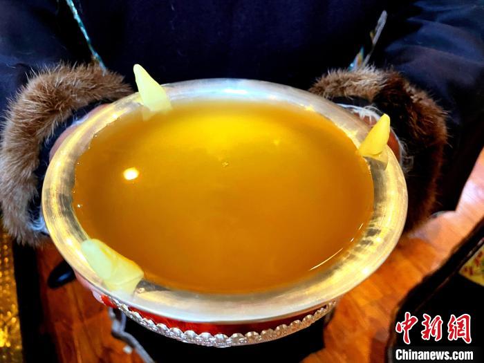 圖為青稞酒?！∪轿木?攝