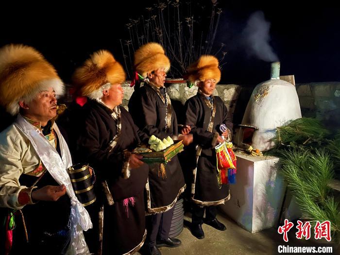 圖為除夕之夜進行的驅鬼儀式?！∪轿木?攝