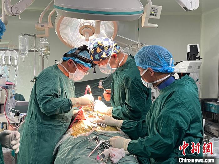 圖為在北京援藏醫療隊專家指導下，多項新技術使用到脊柱疾病的手術中。(資料圖) 拉薩市人民醫院脊柱外科供圖