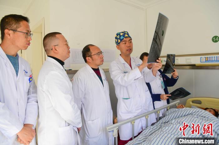 圖為醫療援藏專家何蔚(站右二)與馮敬云(左二)、廖濤(左三)等人討論患者病情。(資料圖) 貢嘎來松 攝