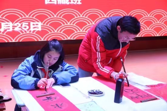 現場書寫春聯。梁超攝