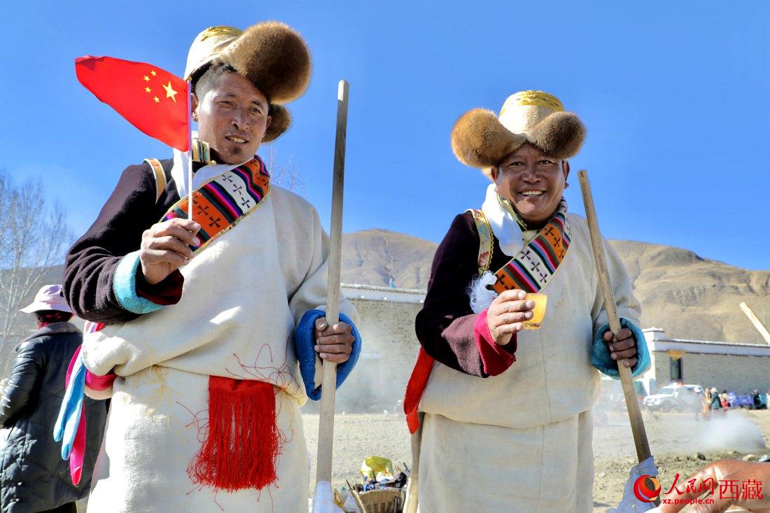 互敬青稞酒，祈福一年的豐收。人民網 次仁羅布攝