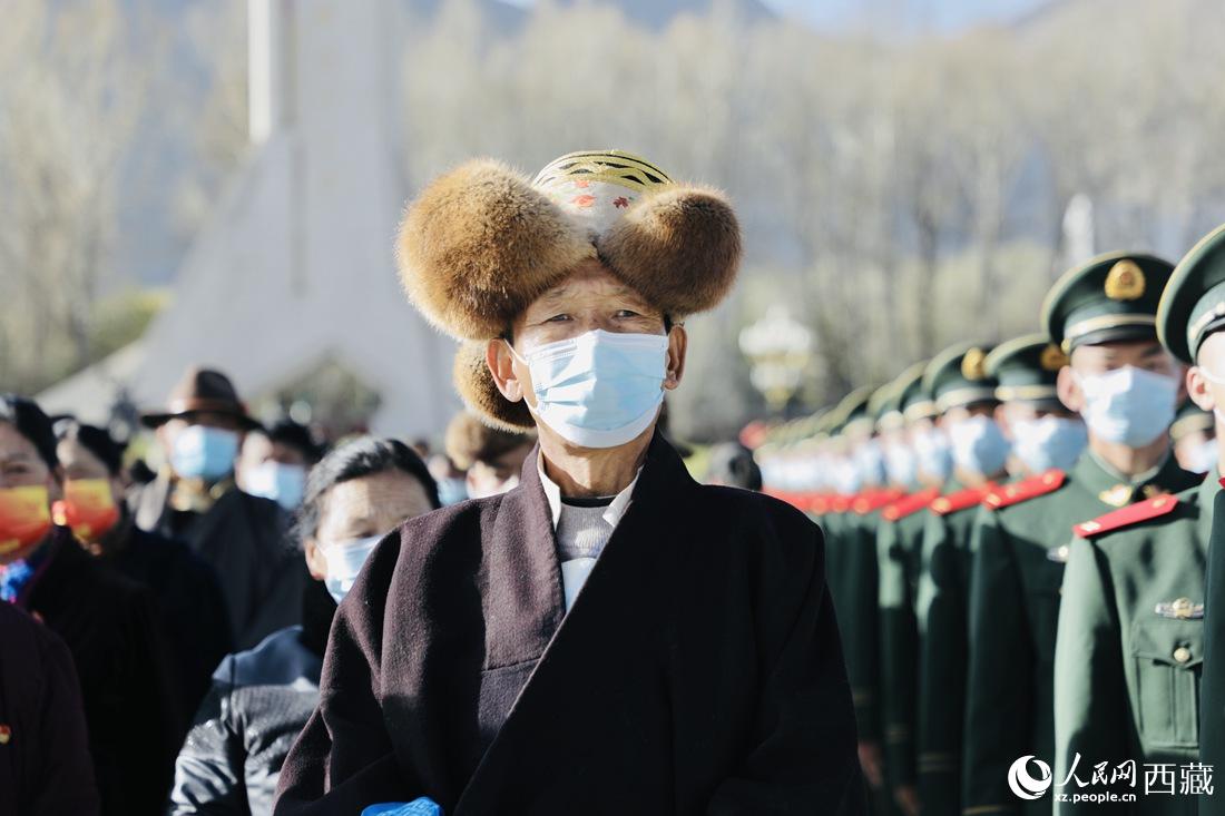 群眾代表們參加升旗儀式現場。人民網 次仁羅布 攝
