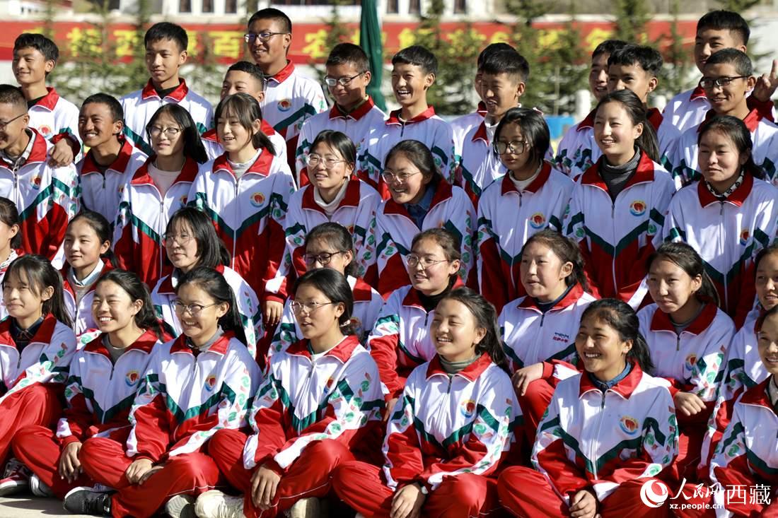 學生代表們合影留念。人民網 次仁羅布攝