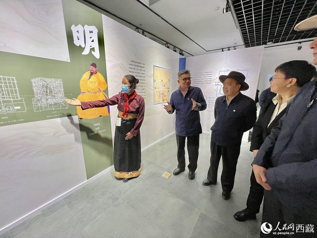 拉薩市北京實驗中學的學生講解員進行講解。人民網 次仁羅布攝