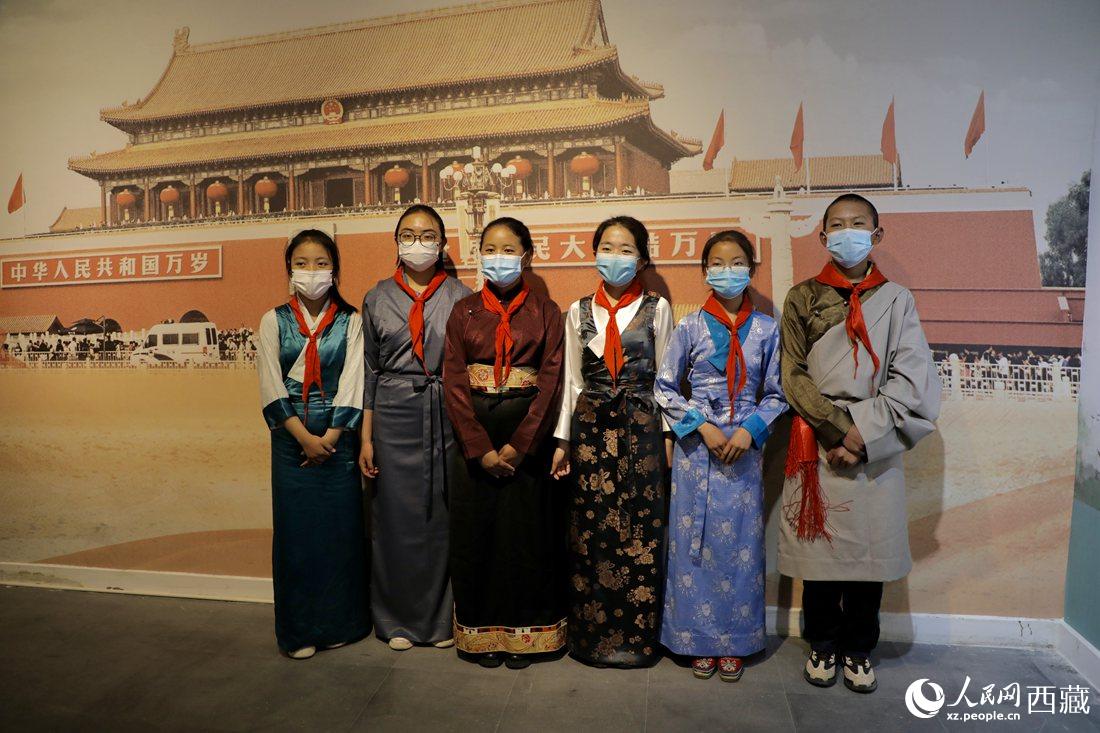 拉薩市北京實驗中學的小講解員們。人民網 次仁羅布攝