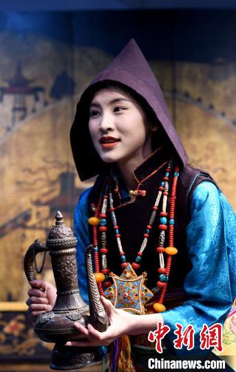 圖為西藏自治區級非遺項目——山南浪卡子縣的羊卓服飾?！±盍?攝