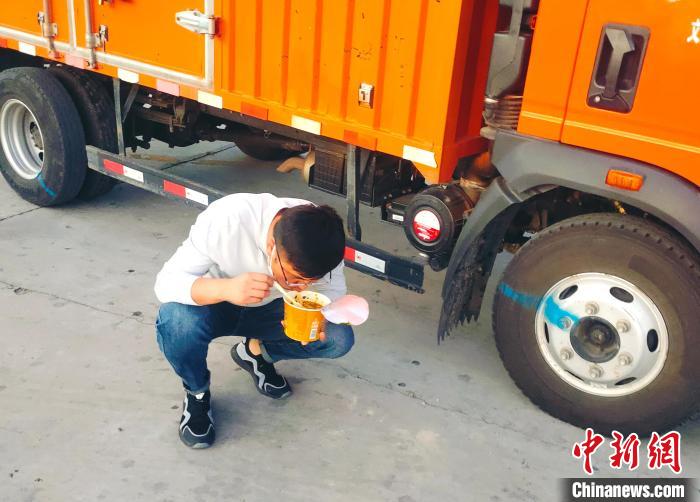 由于沿路疫情原因，閆光宇和朋友只能在服務區簡餐?！∴嵟?攝