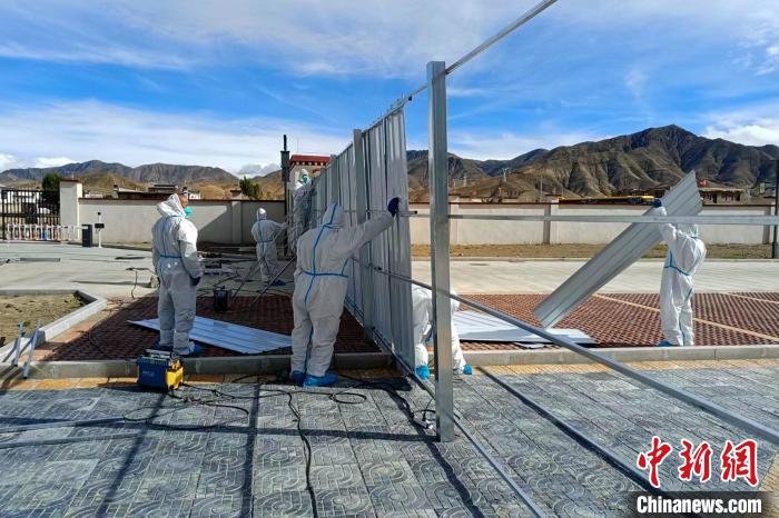 西藏金塔建設集團有限公司職工支援日喀則方艙建設?！∈茉L者供圖