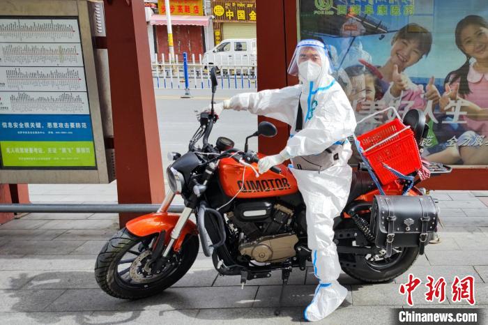 圖為西藏阜康醫療工作人員騎摩托為居家防疫市民送藥?！∈茉L者供圖