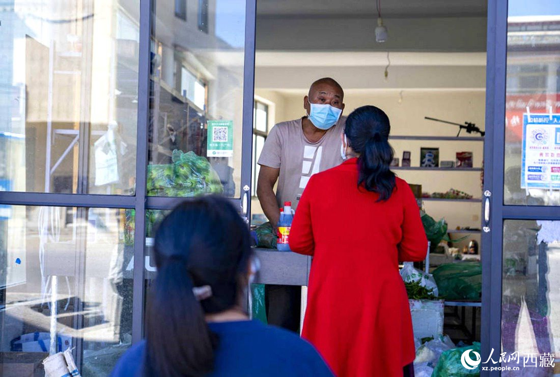 市民們有序排隊購買早餐。人民網 次仁羅布攝