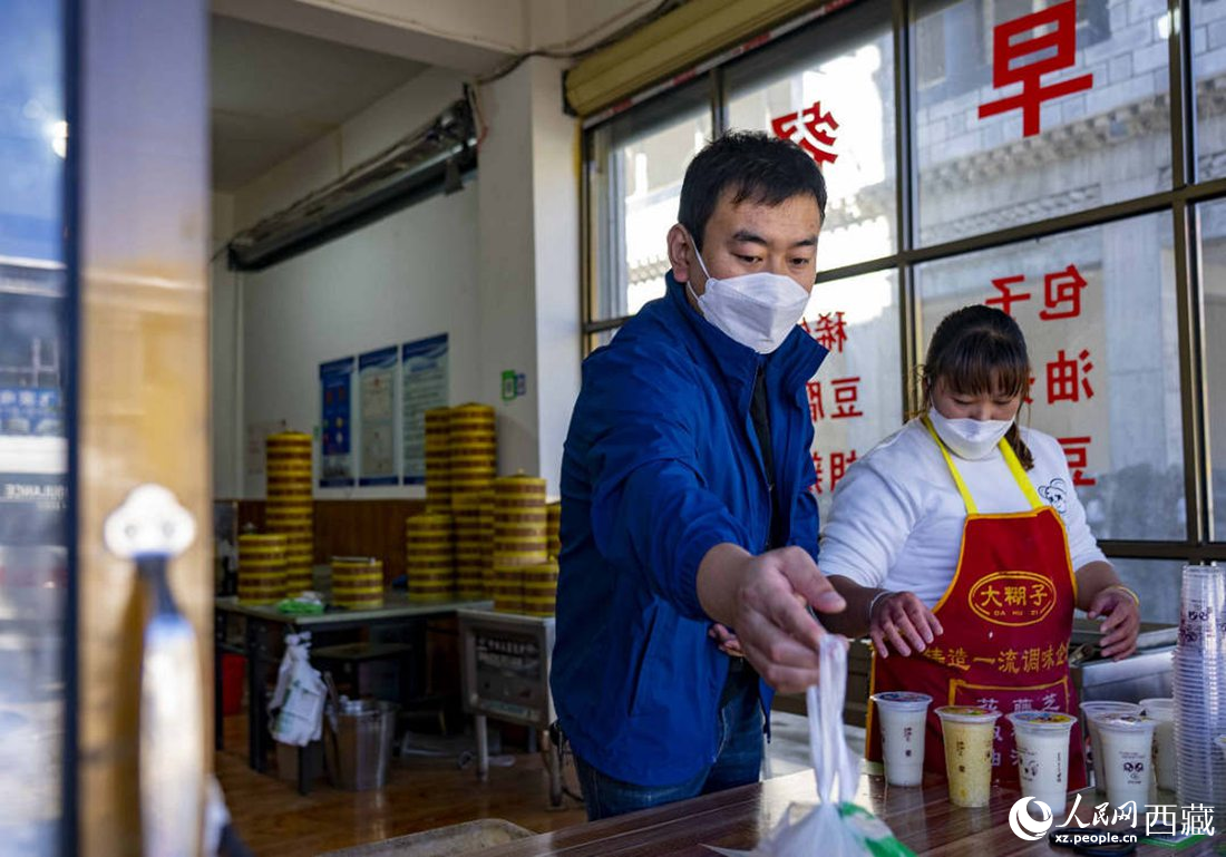 市民購買早餐。人民網 次仁羅布攝